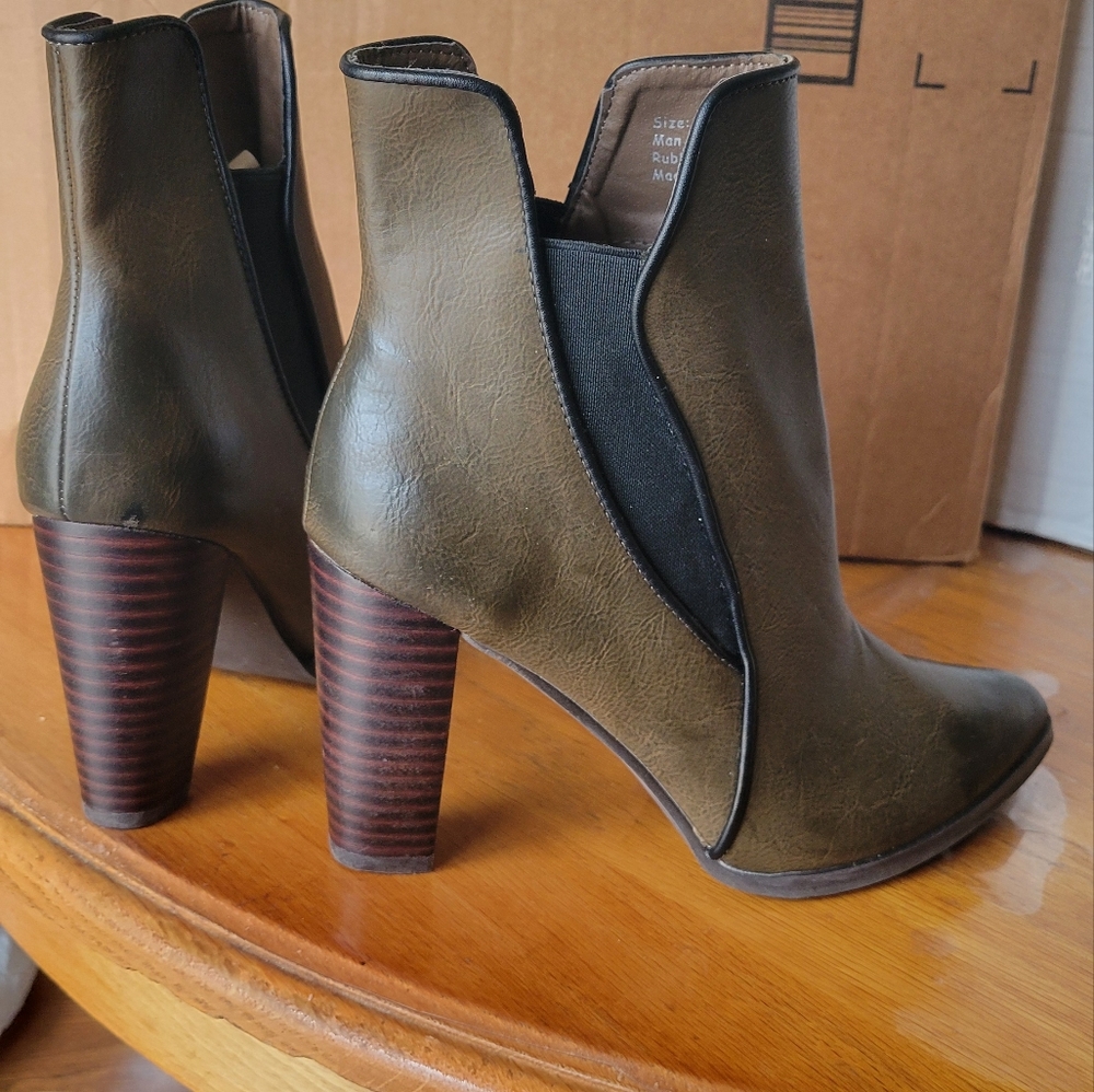 Penny Loves Kenny 7M Tumbled Olive Green Slip on heeled boots